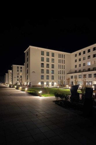 Blick auf das Gebäude bei Nacht